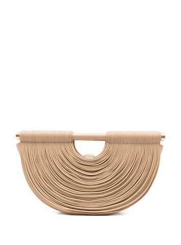 Lou clutch in sand